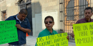 Protestan vecinos para rechazar puestos ambulantes en la calle Bustamante