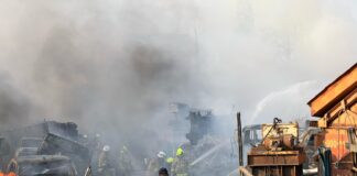 Trabajan bomberos para sofocar incendio en Candiani