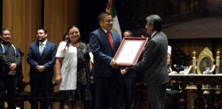 Presidente de Litigio Estratégico Indígena, recibe distinción ciudadana al Mérito Profesional del municipio de Oaxaca