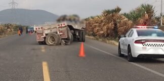 Trailero arrolla caravana migrante, mueren tres personas