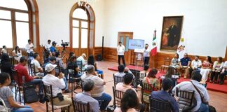 Gobierno solventará necesidades educativas de Oaxaca