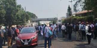 Pobladores de Tlacoatzintepec bloquean carretera para exigir solución a conflicto agrario