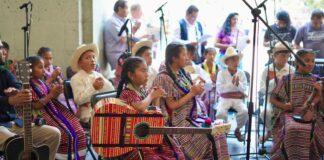 Niñas y niños triquis inauguran la exposición El camino del conejo