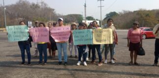 Pobladores de Cafetitlán cierran aeropuerto de Huatulco, urgen apoyo para combatir incendio
