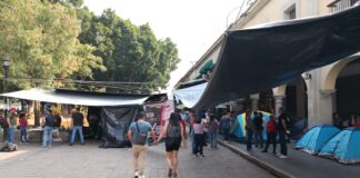 Sección instala plantón, deja sin clases a miles de niños