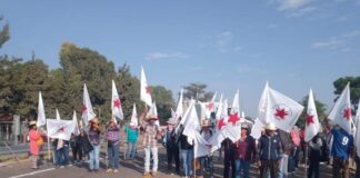 Pueblos chocholtecos bloquean autopista para exigir atención a sus demandas