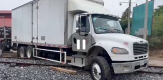 Camión queda atrapado en vías de ferrocarril de Juchitán