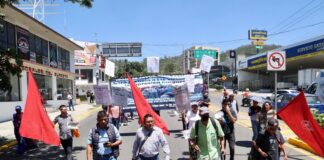 Marchan organizaciones y Sección 22 para exigir justicia por agresión a Emeterio Cruz