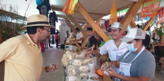 Tercera generación creadora del quesillo expone en la Feria del Mezcal