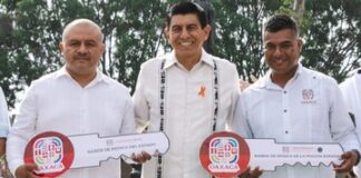 Entrega Gobernador de Oaxaca autobuses para las bandas de Música del Estado y de la SSPC