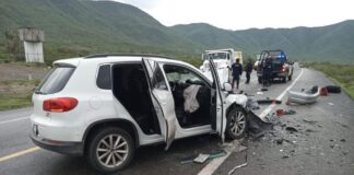 Fatal impacto entre unidades derivó en la muerte de 2 menores y una mujer de 30 años
