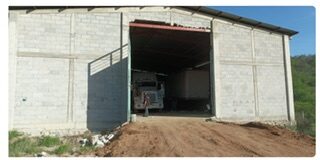 Recuperan vehículos con reporte de robo, asegura drogas y detiene a una persona tras cateos simultáneos realizados en la Sierra de Flores Magón