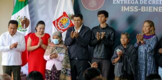 Entregan las primeras credenciales a personas beneficiarias del programa IMSS-Bienestar en Oaxaca
