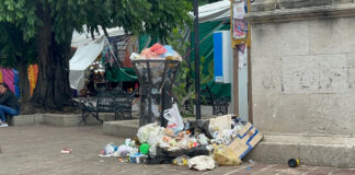 Por paro de labores del sindicato de limpia, se acumulan montones de basura en la ciudad capital