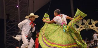 Cautiva cultura y tradiciones en la edición vespertina de la Guelaguetza 2024