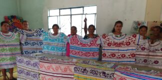 Instructora y alumnas del Icapet bordan huipiles para presentación de la Guelaguetza 2024