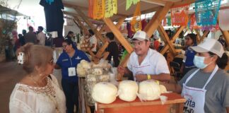 Tercera generación creadora del quesillo expone en la Feria del Mezcal