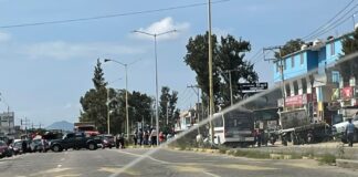 Padres de familia bloquean la carretera 190, exigen clave para la primaria “Resurgimiento”