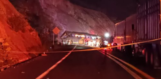 Vuelca autobús de pasajeros en la carretera Cuacnopalan-Oaxaca
