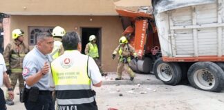 Trabajan en rescate y atención de personas involucradas en accidente en San Antonio de la Cal