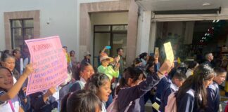 Con marcha, inician ciclo escolar en la escuela Abraham Castellanos