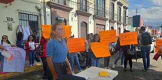 Protestan trabajadores de los SSO de Tlacolula en demanda de bases y pagos