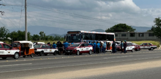 Taxistas foráneos bloquean por operación de Citybus en Ciudad Judicial