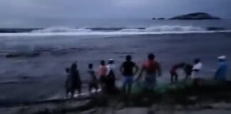 Tromba arrastra mar adentro 10 lanchas de pescadores ribereños en la Villa de Tututepec