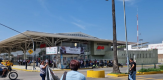 Profesores de secundarias técnicas bloquean crucero del ADO