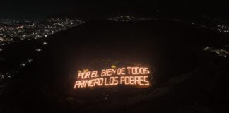 Con letrero luminoso “Por el bien de todos primero los pobres, rinde Gobierno de Oaxaca homenaje a AMLO