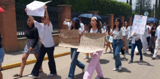 Estudiantes de la Anáhuac protestan en Congreso, piden renuncia del edil de Santa Lucía