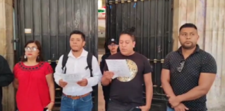 Organizaciones protestan en palacio, amagan con movilizarse