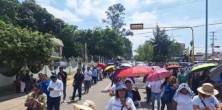 Marcha Sección 22 para coberturar mesa de trabajo con gobierno local y federal