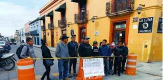 Profesores de Mixtepec bloquean accesos al edificio de la S. 22, piden pagos