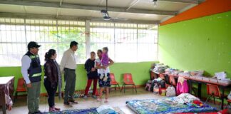 Supervisa Gobernador Salomón Jara atención a personas damnificadas en albergues de Pinotepa Nacional