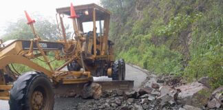Habilita Gobierno estatal caminos y carreteras afectadas en la Costa y Sierra Sur