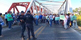 Por enésima ocasión bloquean Puente de Fierro en Tehuantepec