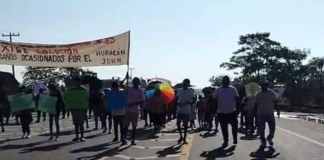 Bloquean carretera Acapulco-Pinotepa para exigir apoyos por daños que dejó el huracán “John”
