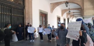 Pobladores de la mixteca protestan en Palacio de Gobierno, denuncian fraude