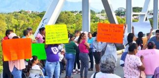 Padres de familia bloquean puente de fierro para exigir aulas