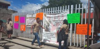 Trabajadores paran labores en Hospital Civil, piden pago de bono