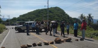 Pobladores de Tequisistlán cierran carretera, piden entrega de recursos