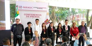 Reconoce Salomón Jara a bachilleres ganadores de medallas en el concurso internacional Infomatrix 2024