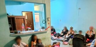 Fiscalía rescata a 71 personas migrantes durante cateo por el que se logró la detención de dos personas, acciones realizadas en la región del Istmo