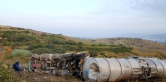 Exhortan a automovilistas manejar con precaución en la Carretera 190 por volcadura de pipa