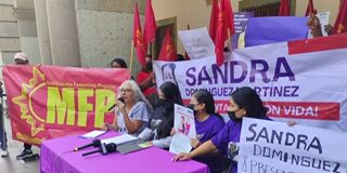 Familiares de Sandra Domínguez instalan plantón en Palacio de Gobierno