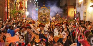 Color, tradición y calaveras inundan las calles con la Comparsa del Día de Muertos