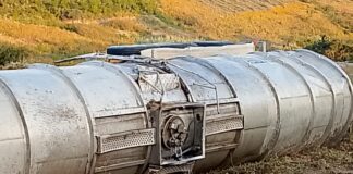 Exhortan a automovilistas manejar con precaución en la Carretera 190 por volcadura de pipa La Coordinación Estatal de Protección Civil y Gestión de Riesgos (@CEPCyGR_GobOax ) solicita a las y los automovilistas manejar con precaución y sin detenerse para evitar cualquier incidente en la Carretera 190, en el tramo Totolapan-Mitla, debido a la volcadura de una pipa que transportaba turbosina -un químico altamente inflamable-. En el lugar ya se encuentran brindando la atención personal de la Guardia Nacional (GN), Bomberos del municipio de Tlacolula de Matamoros; además que se trasladan para reforzar los trabajos de prevención elementos del Heroico Cuerpo de Bomberos del Estado (HCBO) y personal de respuesta inmediata de CEPCyGR. Por ello, se exhorta a las personas que circulan por la zona trasladarse con precaución para no obstruir las actividades de limpieza que se efectúan, además de mantenerse informadas a través de los medios y redes sociales oficiales.