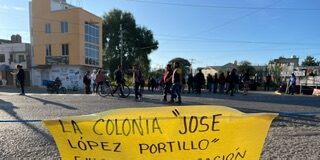 Bloquean avenida Ferrocarril, exigen desazolve de drenaje