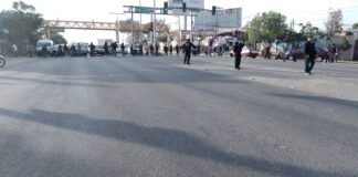 Padres de familia del CBTA 203 de San Lorenzo Cacaotepec bloquean de forma intermitente crucero de Hacienda Blanca